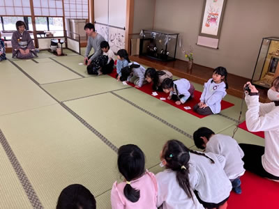 正座して「ごちそうさまでした」