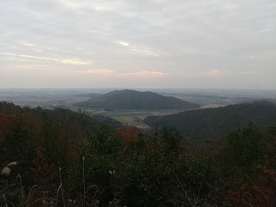 小谷山から虎御前山を望む