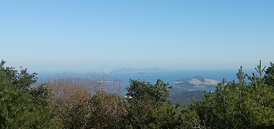 朝熊ヶ岳から菅島を望む