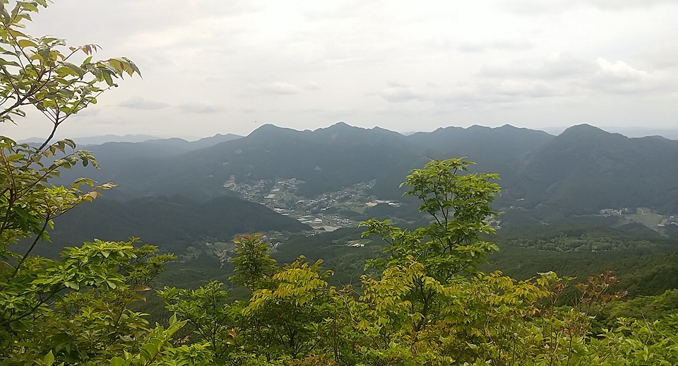 住塚山、鎧、兜を望む